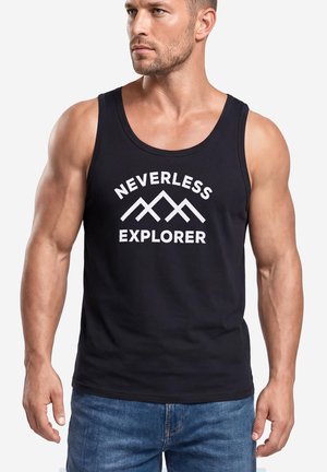 Muskelöser Mann trägt ein schwarzes Tanktop mit weißem Bergmotiv und Text "Nevertheless Explorer" kombiniert mit blauen Jeans.