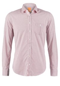 Camisa de manga larga con botones, patrón de cuadros pequeños en rojo y blanco, bolsillo en el pecho, cuello abierto y etiqueta de la marca en el interior del cuello.