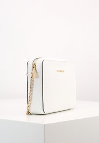 MICHAEL Michael Kors JET SET TRAVEL CROSSBODY - Skuldertasker - optic white