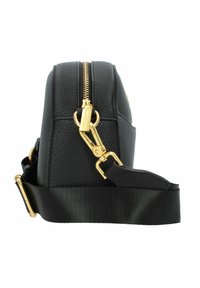 Borsa nera in pelle texturizzata con hardware dorato, chiusura con zip superiore e tracolla nera regolabile. Presenta un profilo slim e una finitura liscia.