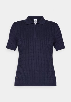 Camisa polo de manga corta en azul marino con un diseño texturizado de punto de cable, cuello abotonado y un pequeño logotipo cerca del dobladillo inferior.