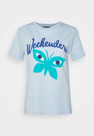 Camiseta de manga corta de color azul claro con la palabra "Weekenders" encima de un gráfico de mariposa turquesa con ojos en sus alas.