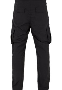 Pantalon cargo noir avec taille élastique et plusieurs poches à rabat à l'arrière et sur les côtés, vu de dos.