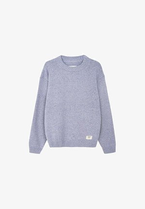 Jasnofioletowy dziany sweter z okrągłym dekoltem, opuszczanymi ramionami i prążkowanymi mankietami. Na dole znajduje się mała metka z logo marki.