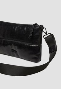 s.Oliver CITY czarny