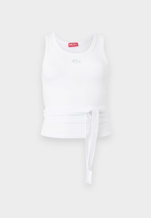 Bela rebrasta majica brez rokavov z okroglim izrezom, logotipom Diesel na prsih in dolgim pasom iz blaga, ki je zavezan v pasu.