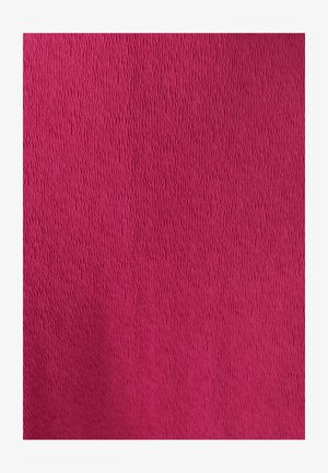 Tkanina s teksturom u živoj magenta boji, s uzorkom izbočina koje stvaraju taktilnu površinu, sa glatkim završetkom i ravnomjernom raspodjelom boje.