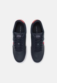 Tommy Hilfiger BASKET CORE LITE granatowy