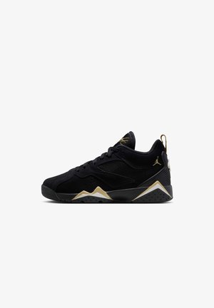 Czarny sportowy trampek wykonany z zamszu i siateczki, z złotymi akcentami, zaokrąglonym czubkiem oraz kontrastującą, białą i złotą podeszwą.