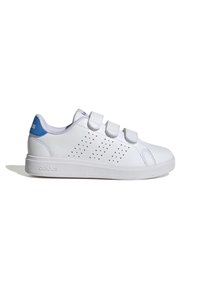 Chaussure de sport blanche avec accent bleu au talon, en cuir synthétique, dotée de trois bandes auto-agrippantes, motif perforé sur le côté, et semelle en caoutchouc.