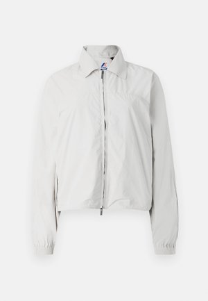 Lichtgrijze bomberjack met een kraag, ritssluiting aan de voorkant, elastische manchetten en een iets verkorte zoom. Gladde stoftextuur.