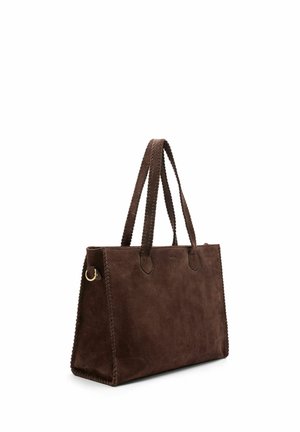 Sac cabas rectangulaire en daim brun foncé avec bords cousus, doubles poignées et détail d'anneau doré sur le côté.
