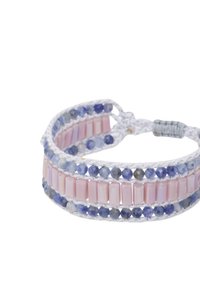 Koristeltu rannekoru, jossa on vaaleanpunaisia suorakulmaisia ja pyöreitä sinisiä kiviä, kudottu valkoisella köydellä ja metallisilla yksityiskohdilla.