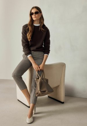 Next, REGULAR FIT - KNIT LOOK CREW LONG SLEEVE TOP - Svetrík - chocolate brown
