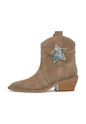 Beige suède enkellaars met een lage houten blokhak, puntige neus en een decoratieve grote stervormige applicatie met blauwe en heldere kristallen.