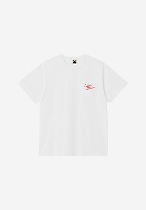 Witte T-shirt met korte mouwen, kleine rode cursieve tekst "Coffee culture" op de linkerborst en een zwart-wit merklabel binnen in de kraag.