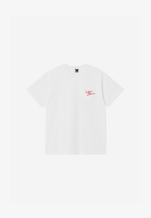 T-shirt blanc à manches courtes avec petit texte rouge en cursive « Coffee culture » sur le côté gauche de la poitrine et étiquette de marque noire et blanche à l'intérieur du col.