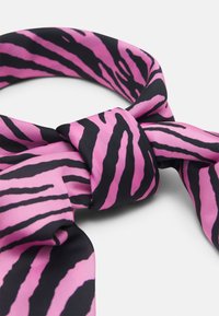 Cachecol de seda rosa e preto com padrão de riscas de zebra, amarrado em forma de laço, exibindo uma textura suave e cores vibrantes.