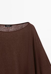 Top marrone in maglia semi-trasparente con ampio scollo a barca e vestibilità ampia, con etichetta del marchio Massimo Dutti visibile sul colletto.