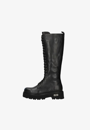 Bottes noires en cuir montantes jusqu'au genou avec un laçage à l'avant, une fermeture zippée sur le côté, une semelle à crampons épaisse et un détail de logo sur le talon.