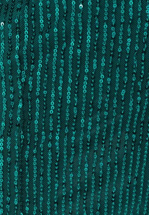 Tessuto color turchese ricoperto di righe verticali di paillettes riflettenti, creando un motivo testurizzato che cattura la luce in modo efficace.