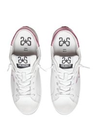 Sneakers bianchi in pelle con dettagli rosa, lacci piatti, punta arrotondata e logo sulla linguetta. Texture liscia e design minimalista.