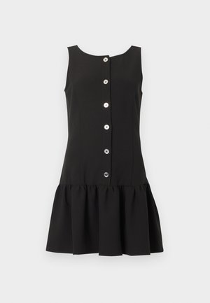 Vestido negro sin mangas con escote redondo, cierre frontal central con botones, cintura ajustada y dobladillo de falda acampanada recogida.