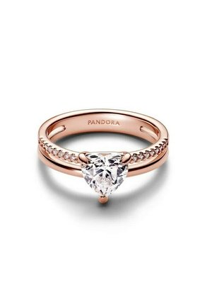 Rosenvergoldeter Ring mit einem birnenförmigen klaren Edelstein in der Mitte, umgeben von kleineren klaren Steinen, die auf einem Band mit glatter Oberfläche gesetzt sind.