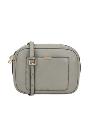 Sac en cuir gris à bandoulière avec un logo en ton or, forme rectangulaire, bandoulière réglable et une poche avant. Texture lisse avec des coutures précises.