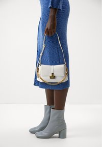 ALDO AVERIL - Geantă de mână - white