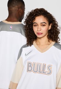 Nike Performance NBA CITY EDITION CHICAGO BULLS HOCKEY - Topper langermet - white/oatmeal/hemp/dark steel grey