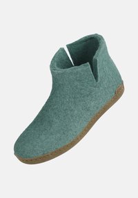 Zielone filcowe botki za kostkę o miękkiej fakturze, z okrągłym noskiem i wygodną korkową podeszwą, z wyprofilowanym kołnierzem ułatwiającym zakładanie.