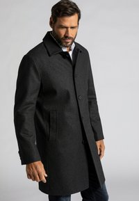 Abrigo de lana gris oscuro con cuello con muesca, botones frontales y bolsillos laterales; presenta un corte entallado y una tela texturizada.