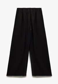 Zwarte wijde broek van zacht materiaal, met een elastische tailleband en zonder zichtbare patronen of hardware details.