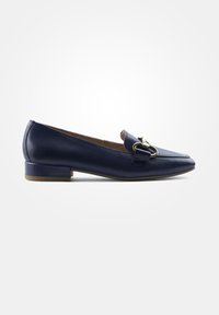 Mocassini in pelle blu navy con tacco basso, punta curva e hardware metallico decorativo sulla parte anteriore. Texture liscia con cuciture minime.