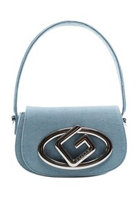 Borsa a tracolla in denim azzurro con finitura liscia, caratterizzata da un evidente logo in metallo argentato e una sottile tracolla intrecciata.