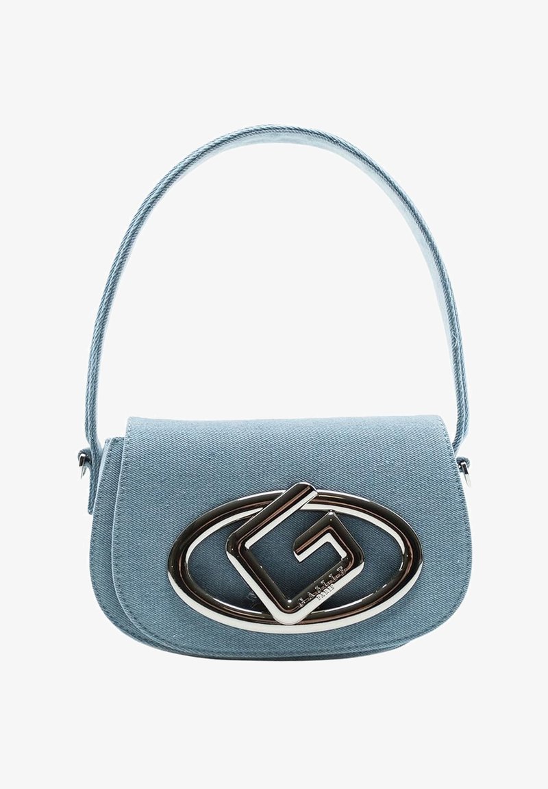 Borsa a tracolla in denim azzurro con finitura liscia, caratterizzata da un evidente logo in metallo argentato e una sottile tracolla intrecciata.