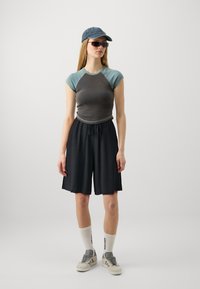 Selected Femme / Damen-Short / SLFVIVA MW AOP SHORTS NOOS main image 1