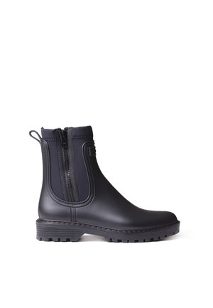 Bottines noires à finition brillante, avec une fermeture éclair sur le côté, des panneaux élastiques, une semelle texturée et un matériau en caoutchouc durable.