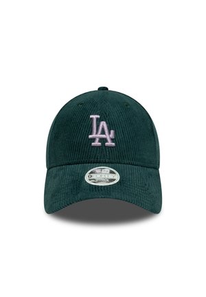 Tamna zelena kordura baseball kapa s izvezenim "LA" logom u svijetlo rozoj boji, zakrivljeni vizir i podesiva traka na stražnjoj strani.