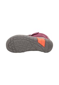 Zapato de velcro morado con una suela de goma gris que presenta patrones de textura y un acento naranja cerca del talón. Talla marcada como 28.