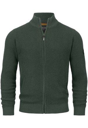Cardigan en tricot vert avec une fermeture éclair intégrale, un col montant, des poignets et un ourlet en côtes, et un motif texturé sur toute la surface du tissu.