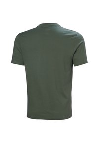 Camiseta lisa de manga corta color verde oscuro mostrada desde atrás sobre un fondo blanco.