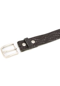 Zwarte leren riem met een geweven structuur en twee metalen drukkers, vergezeld van een rechthoekige zilverkleurige gesp.