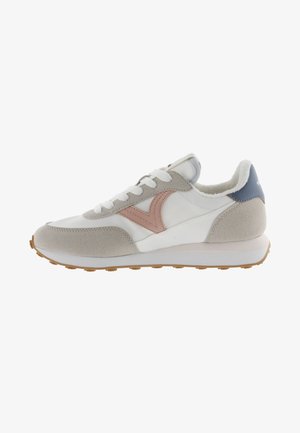 Sneaker leggera in bianco, grigio e rosa. Presenta una tomaia in pelle liscia, dettagli in suede, lacci bianchi e una suola in gomma testurizzata.
