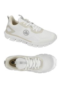 Weiße Sportschuhe mit einem Mesh-Obermaterial, strukturierten Akzenten und einer gepolsterten Sohle. Enthält eine Schnürung und ein Logo-Detail an der Seite.