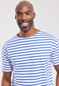 Armor lux DOËLAN MARINIÈRE - T-shirt print - blanc/etoile