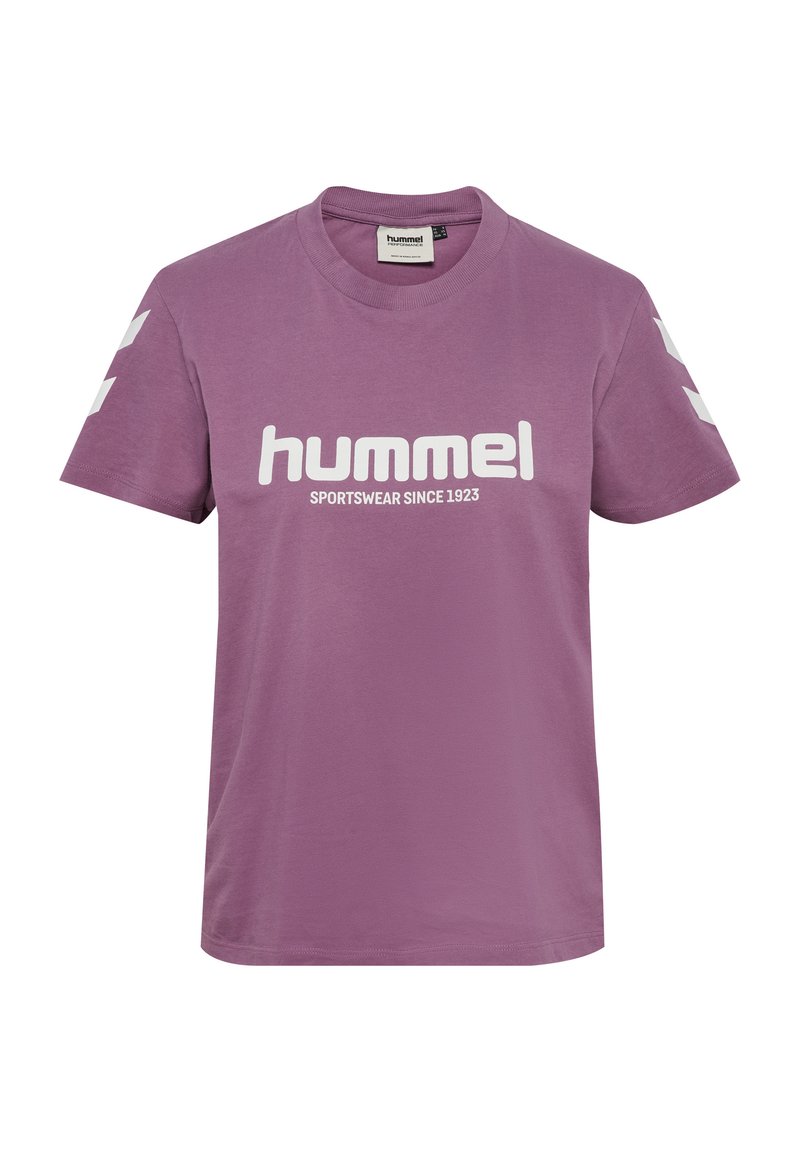 Fioletowa bawełniana koszulka z okrągłym dekoltem, krótkimi rękawami i białym logo "hummel" z napisem "SPORTSWEAR SINCE 1923" nadrukowanym poniżej.
