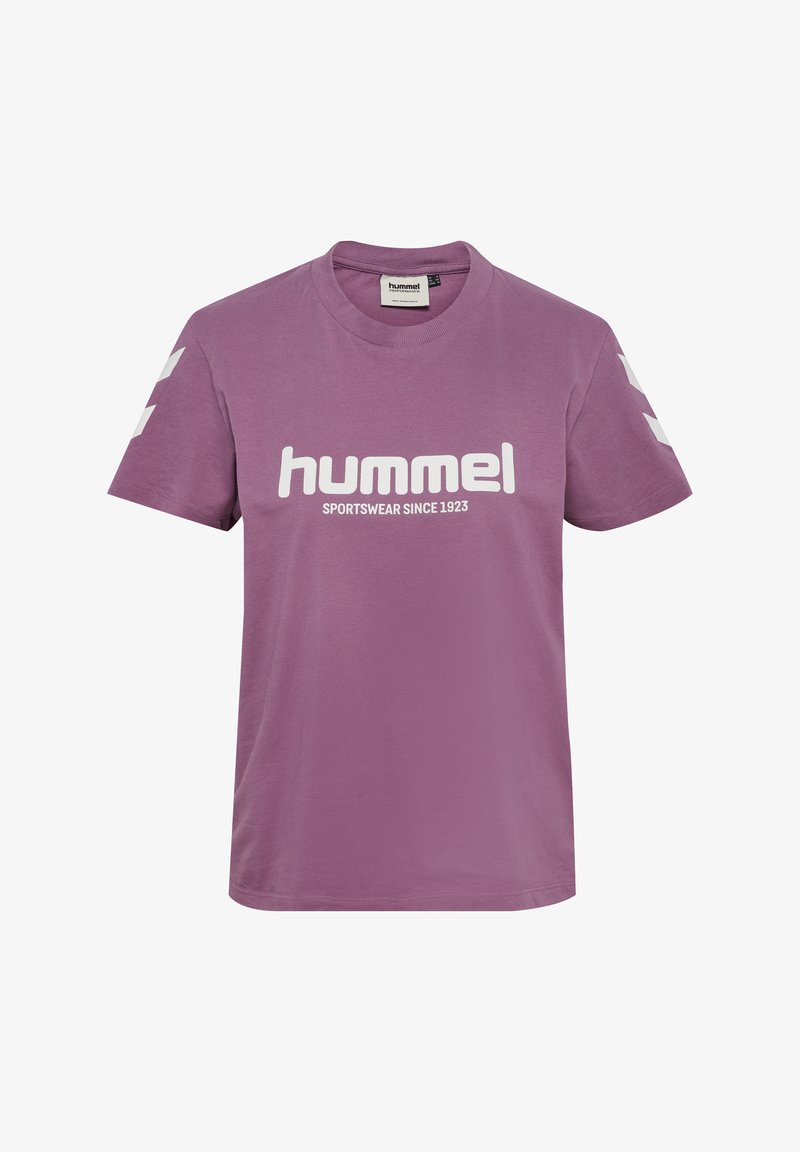 Fioletowa bawełniana koszulka z okrągłym dekoltem, krótkimi rękawami i białym logo "hummel" z napisem "SPORTSWEAR SINCE 1923" nadrukowanym poniżej.
