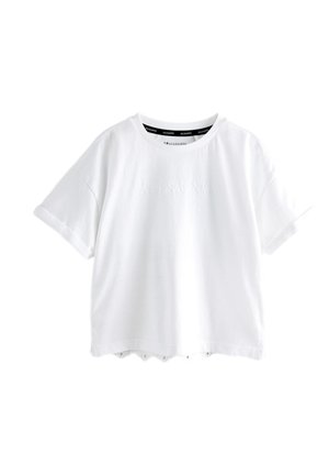 Biały t-shirt z krótkim rękawem wykonany z bawełny, z okrągłym dekoltem i tłoczonym logo na przodzie oraz falowanym wykończeniem na dole.